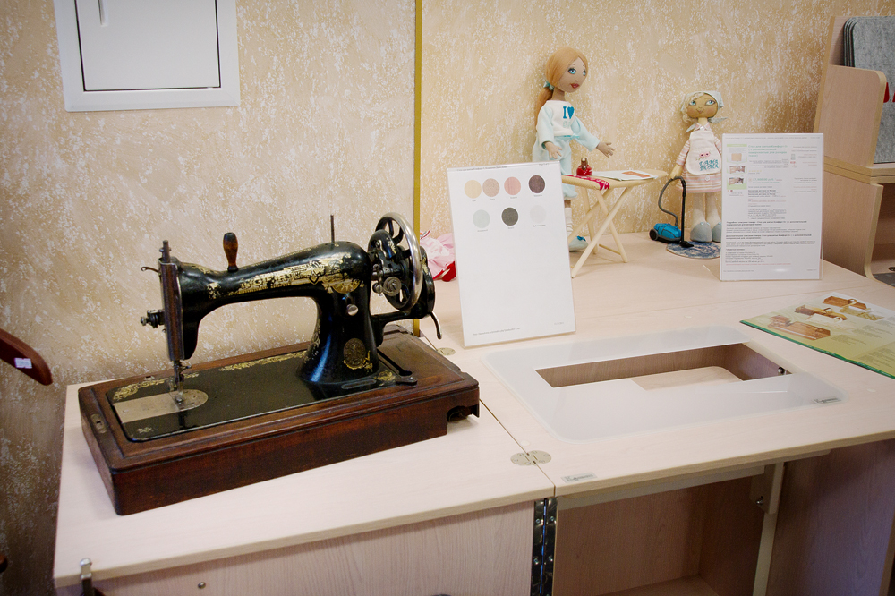 Магазин швейных машинок в москве. Швейная машина Чайка 115. Швейная машинка в школе. Стол для швейной машины. Кабинет труда Швейные машинки.