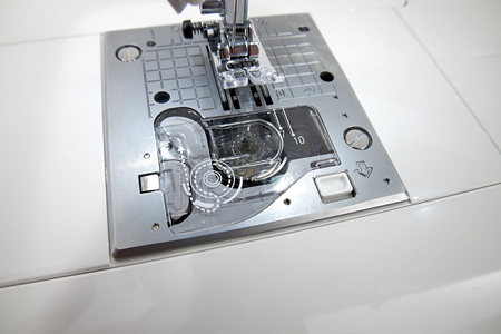 Компьютеризированная швейная машина Juki HZL-F700